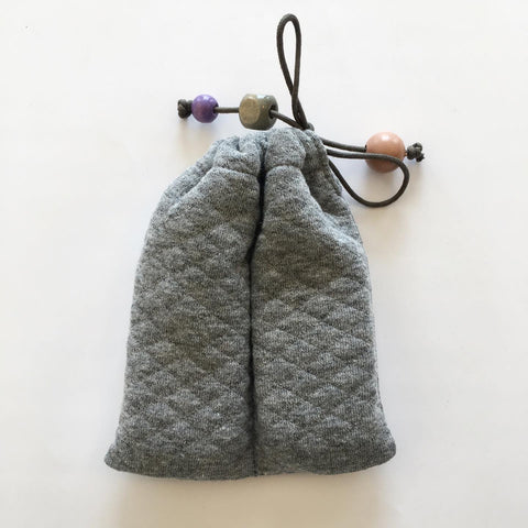 Babyalarm pose i grå quilt med perler og armygrøn snor - TrikkerDesign