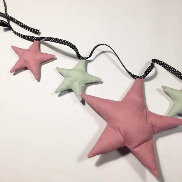 Ophæng med stjerner i lyserød, mint og prikket snor - TrikkerDesign