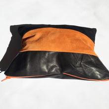 Indlæs billede til gallerivisning Clutch i sort og orange skind.
