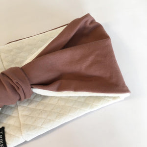 Pandebånd i hvid quilt med mocca stretch - TrikkerDesign