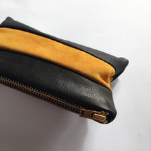 Indlæs billede til gallerivisning Lille clutch i gul, sort, blå og cognac skind.
