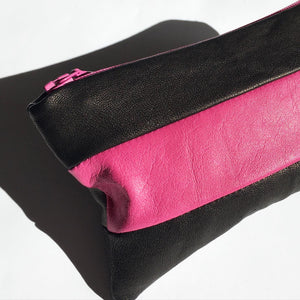 Lille clutch/pung i pink, sort og gråt skind.