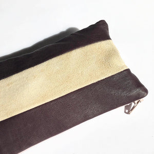 Lille clutch i plum og nude skind.