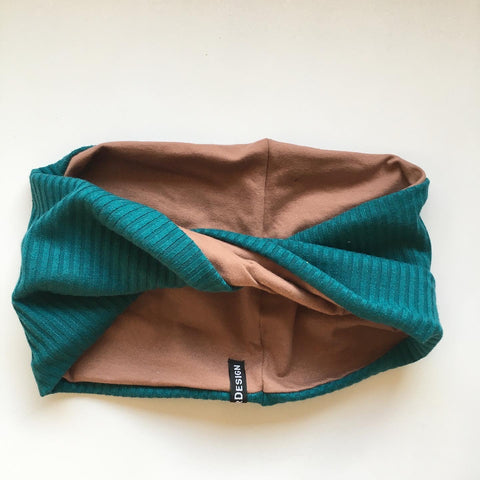 Bredt pandebånd i lækker blå/grøn farve og med mocca farvet jersey