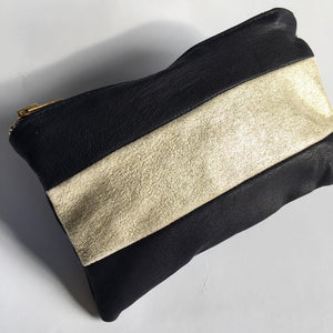 Lille clutch i blåt og nude skind med glimmereffekt.