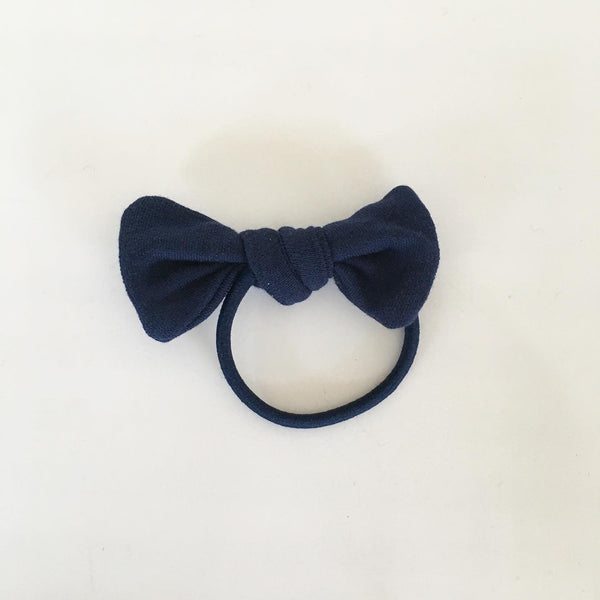 Lille sløjfe i blå med sort elastik - TrikkerDesign