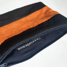 Indlæs billede til gallerivisning Lille clutch i præget blåt skind og orange. Sort og plum skind.
