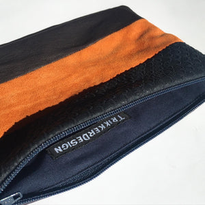 Lille clutch i præget blåt skind og orange. Sort og plum skind.