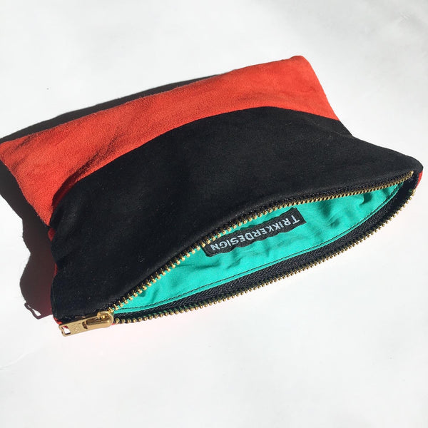 Lille clutch i stærk rød og sort skind.