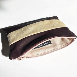 Lille clutch i plum og nude skind.