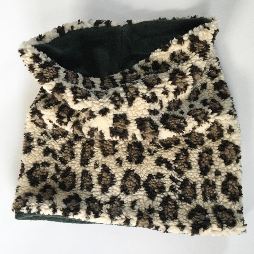 Halsedisse i leopard teddy med flaskegrønt fleece