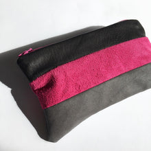 Indlæs billede til gallerivisning Lille clutch i grå, sort og pink skind.
