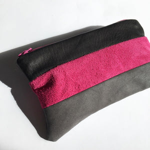 Lille clutch i grå, sort og pink skind.