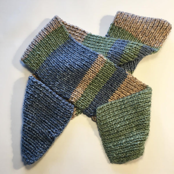 Håndstrikket jumbo tørklæde i blålig, grønlig og beige strik - TrikkerDesign