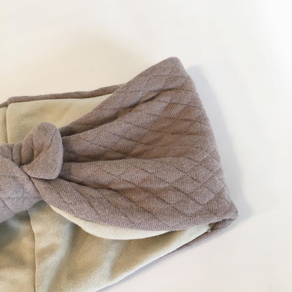 Pige Pandebånd i beige quilt med lys sandfarvet stretch str. 4-8 år. - TrikkerDesign