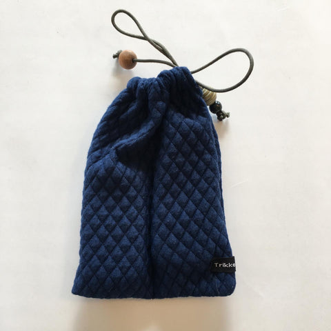 Babyalarmpose i blå quilt med armygrøn snor - TrikkerDesign