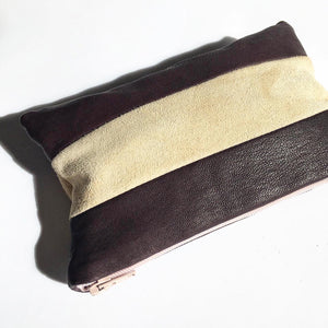 Lille clutch i plum og nude skind.