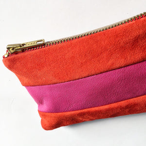 Lille clutch i pink og rødt skind.