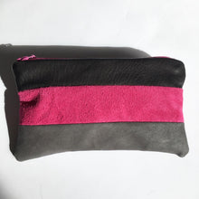 Indlæs billede til gallerivisning Lille clutch i grå, sort og pink skind.
