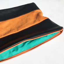 Indlæs billede til gallerivisning Clutch i sort og orange skind.
