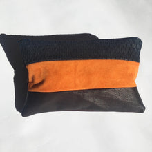 Indlæs billede til gallerivisning Lille clutch i præget blåt skind og orange. Sort og plum skind.
