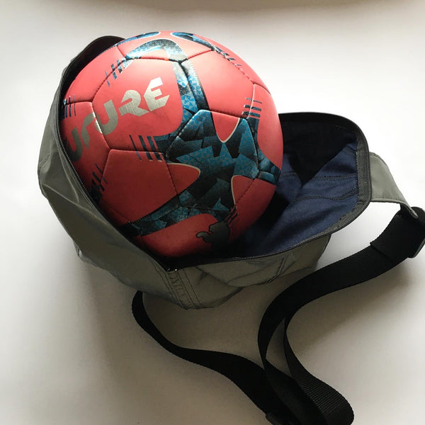Fodboldtaske i vandafvisende gråt refleksstof.