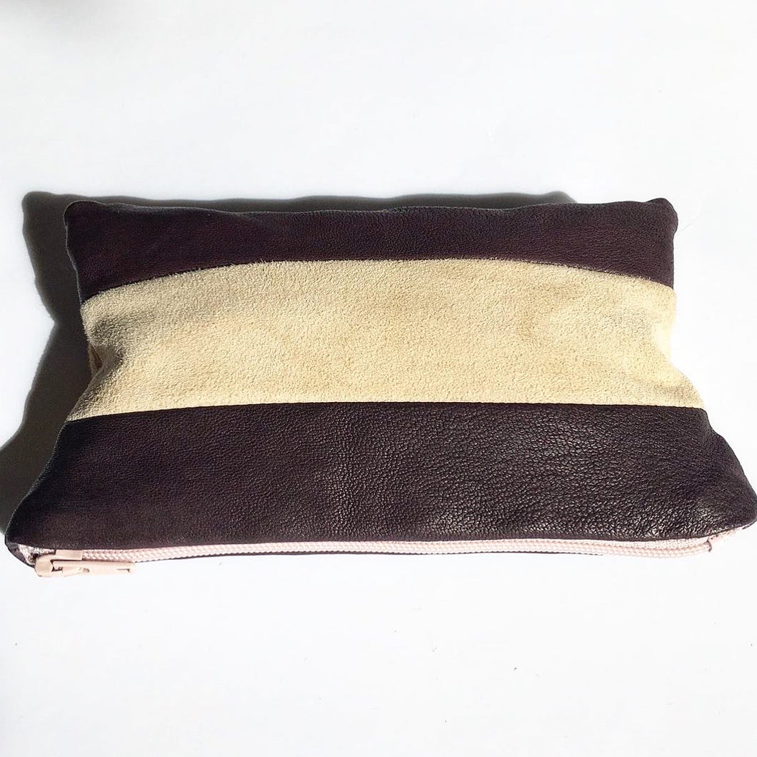 Lille clutch i plum og nude skind.