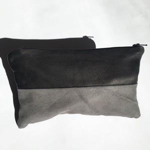 Lille clutch i sort, plum og grå.