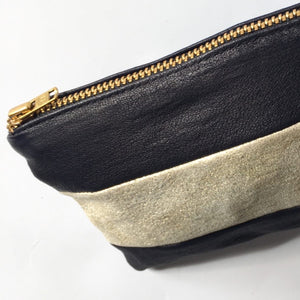 Lille clutch i blåt og nude skind med glimmereffekt.