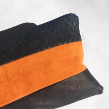 Indlæs billede til gallerivisning Lille clutch i præget blåt skind og orange. Sort og plum skind.
