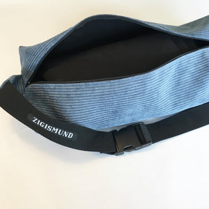 Crossbody bag/ pusletaske i lyseblå fløjl - TrikkerDesign