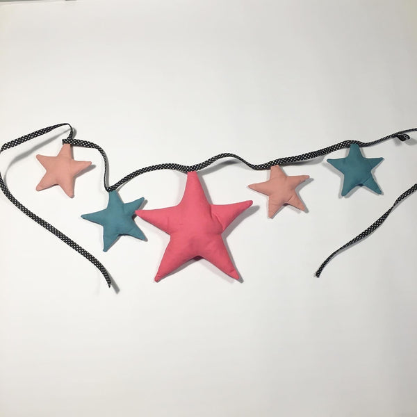 Ophæng med stjerner i lyserød, blå og baby lyserød - TrikkerDesign