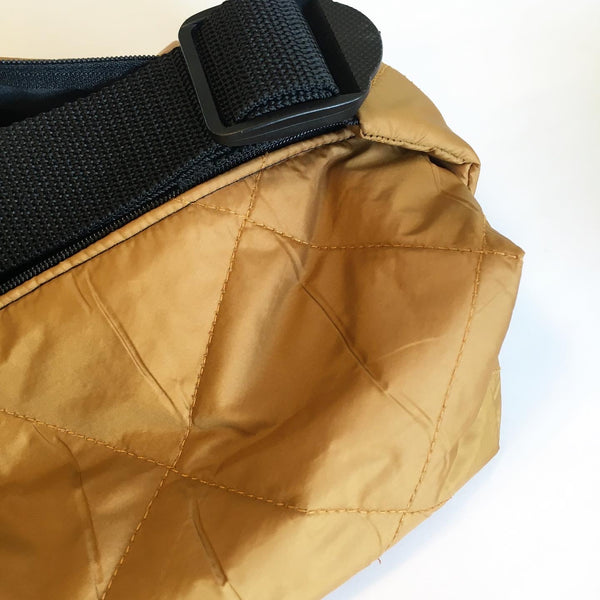 Crossbody bag/ pusletaske i gyldenbrun quilt - TrikkerDesign