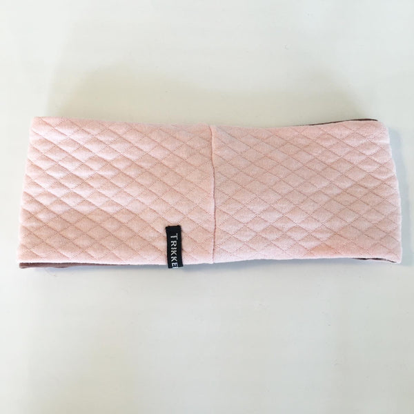 Pandebånd i lyserød quilt med mocca stretch - TrikkerDesign