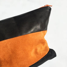 Indlæs billede til gallerivisning Clutch i sort og orange skind.
