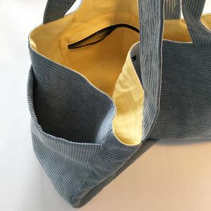 Shopper i pastel blå fløjl med gult foer - TrikkerDesign