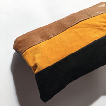 Indlæs billede til gallerivisning Lille clutch i gul, sort, blå og cognac skind.
