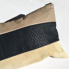 Indlæs billede til gallerivisning Lammeskinds clutch i præget blåt skind og nude skind.
