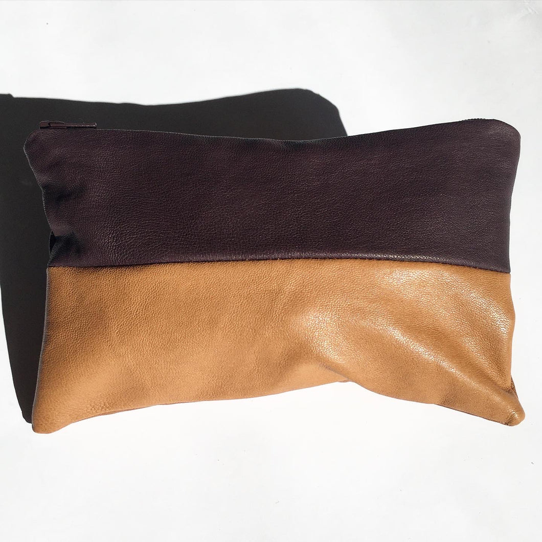 Lille clutch i plum og cognac.