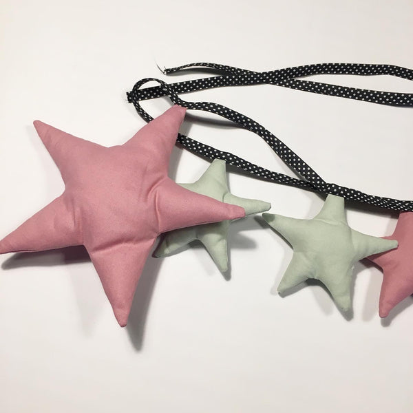 Ophæng med stjerner i lyserød, mint og prikket snor - TrikkerDesign
