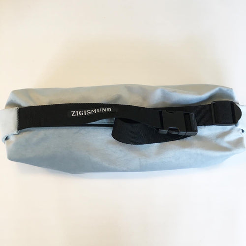 Crossbody bag/pusletaske i lys blå velour. - TrikkerDesign