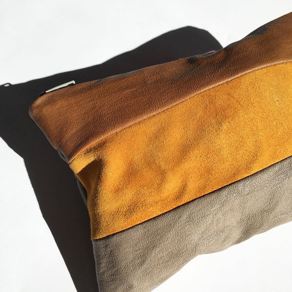 Lille clutch i cognac, gul og nude skind.