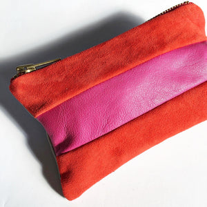 Lille clutch i pink og rødt skind.