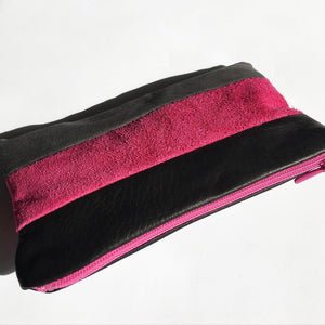 Lille clutch i grå, sort og pink skind.