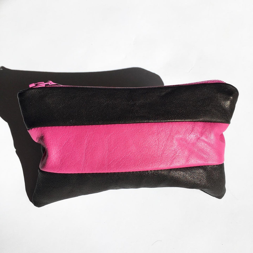 Lille clutch/pung i pink, sort og gråt skind.