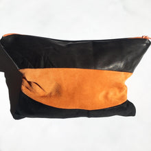 Indlæs billede til gallerivisning Clutch i sort og orange skind.
