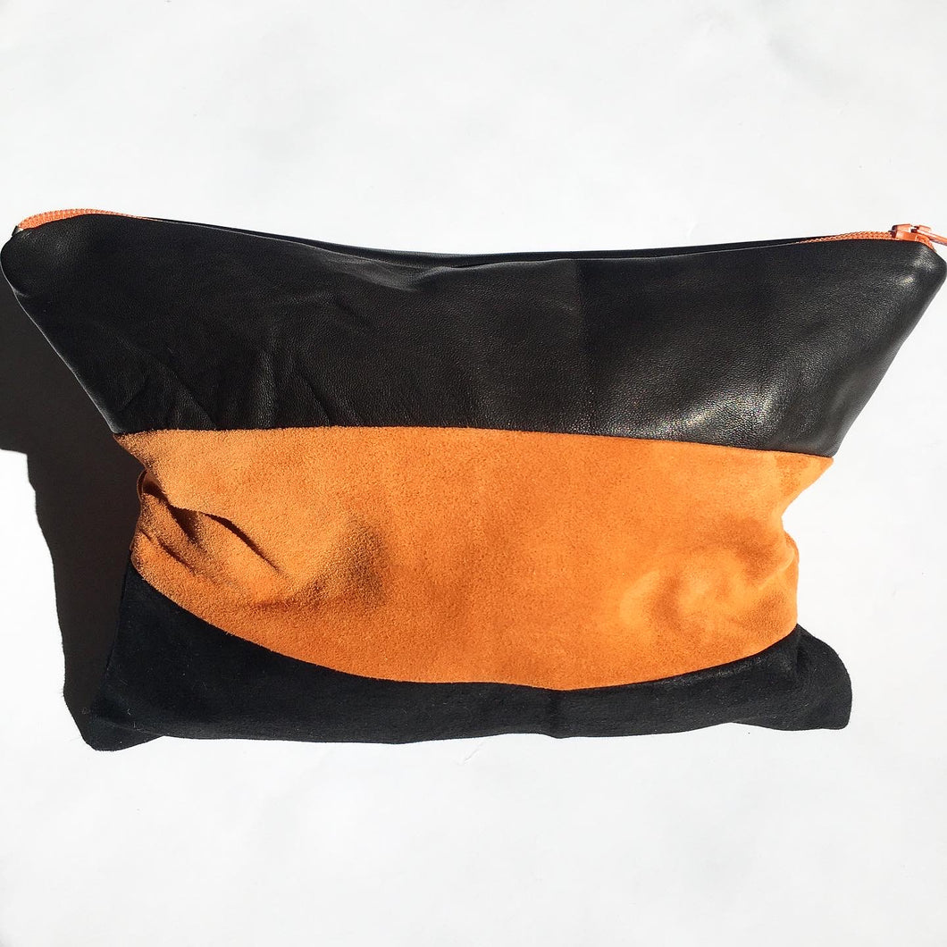 Clutch i sort og orange skind.