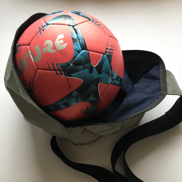 Fodboldtaske i vandafvisende gråt refleksstof.