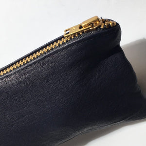 Lille clutch i blåt og nude skind med glimmereffekt.